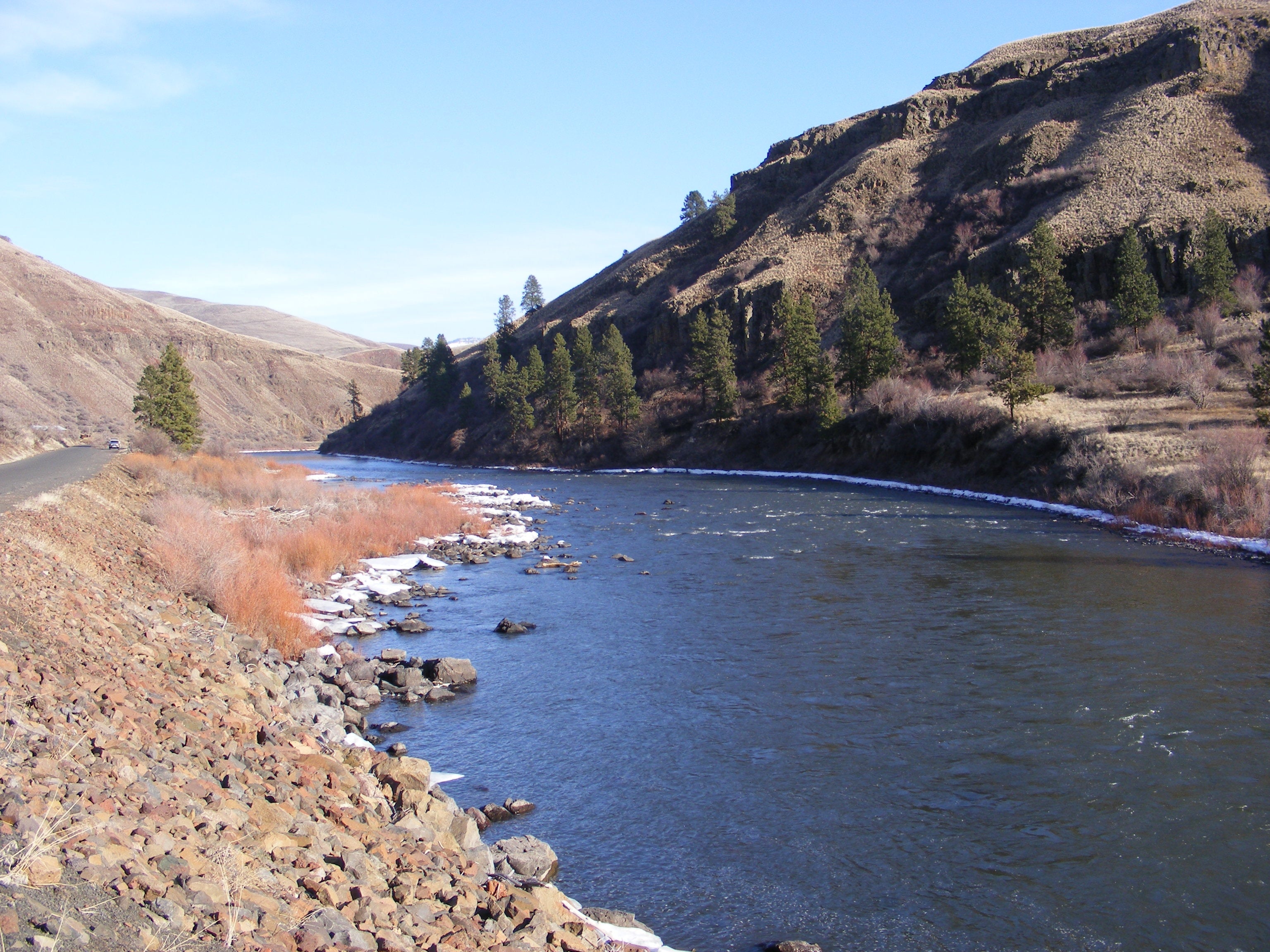 Scenic view of the Grande Ronde River surrounded by hills and trees in Oregon